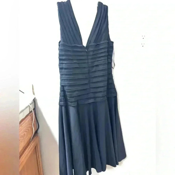 WHBM party dress 👗 in black! Size 8. Worn one time. Perfect for holidays! - Picture 3 of 6